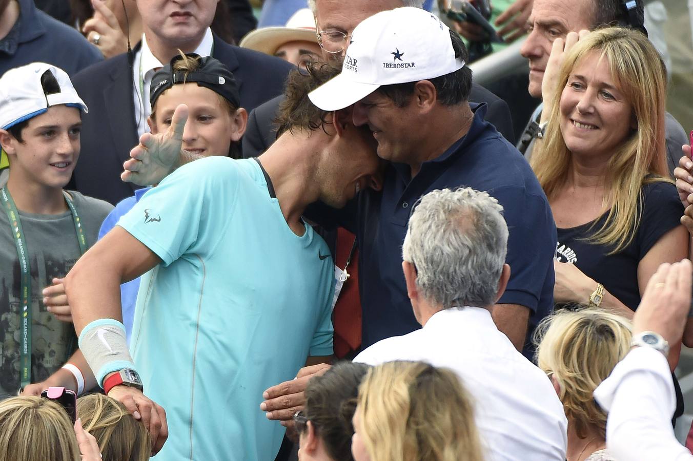 Domingo 8 de junio: Rafael Nadal celebra la victoria con su tío Toni Nadal. AFP PHOTO / MIGUEL MEDINA