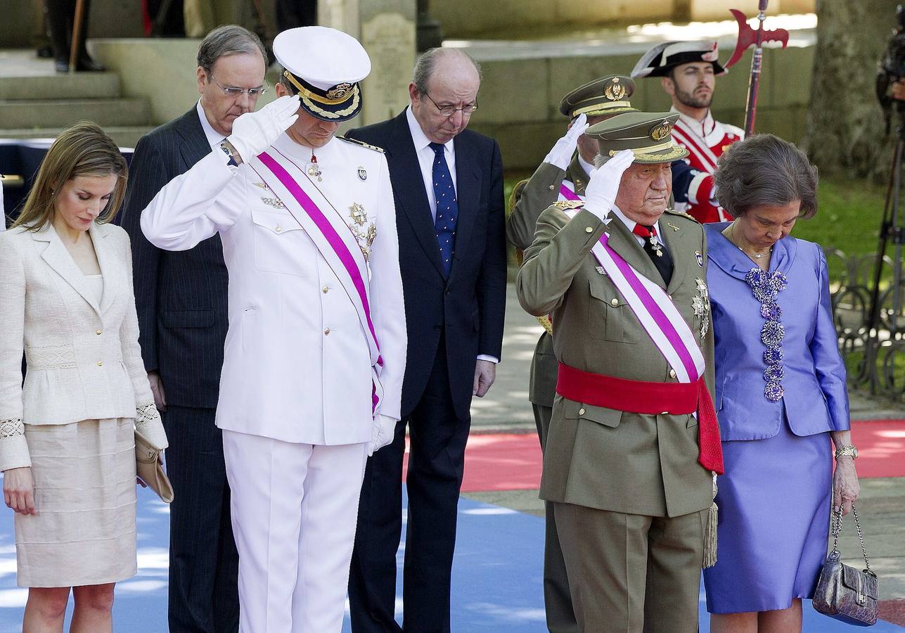 Sábado, 7 de junio: El rey Juan Carlos y el Príncipe de Asturias, durante el homenaje a los caídos ante el monumento levantado en su honor y donde una llama permanece encendida de forma permanente, en el acto central de la celebración del Día de las Fuerzas Armadas que tuvo lugar en la madrileña plaza de la Lealtad. EFE/Javier Lizón