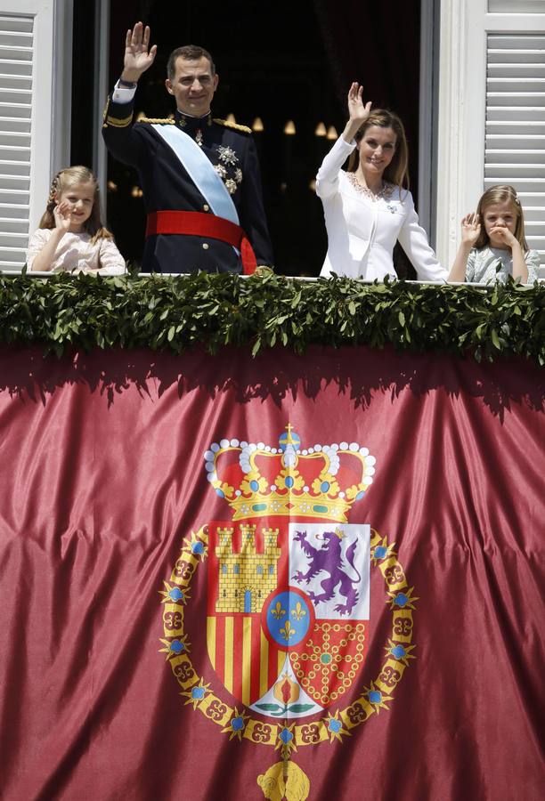 La Familia Real saluda desde el balcón del Palacio