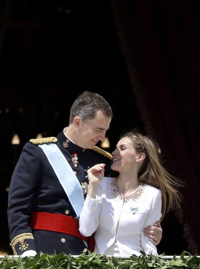 La Familia Real saluda desde el balcón del Palacio
