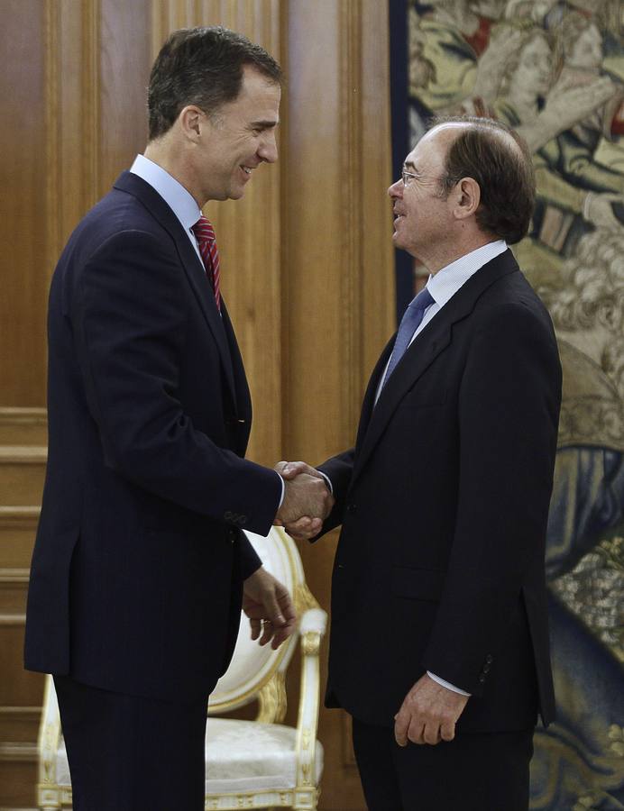 El rey Felipe conversa con el presidente del Senado, Pío García Escudero.