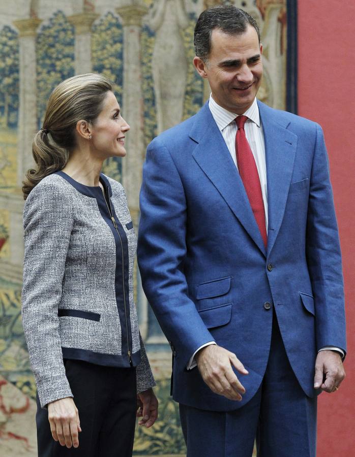 Los Reyes, momentos antes de recibir en el Palacio de El Pardo a unos 350 representantes de organizaciones que ejercen la solidaridad en España.