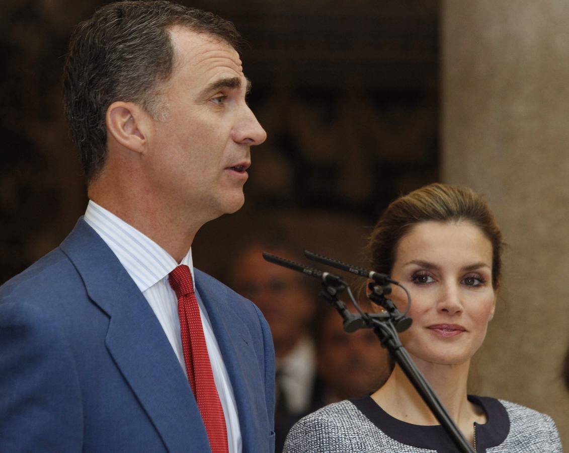El rey Felipe VI, junto a la reina Letizia, durante su discurso en la audiencia en la que han recibido en el Palacio de El Pardo a unos 350 representantes de organizaciones que ejercen la solidaridad en España.
