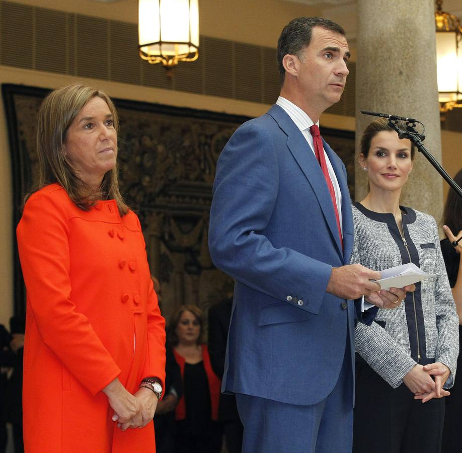 El rey Felipe VI, junto a la reina Letizia y la ministra de Sanidad, Servicios Sociales e Igualdad, Ana Mato, durante su discurso.
