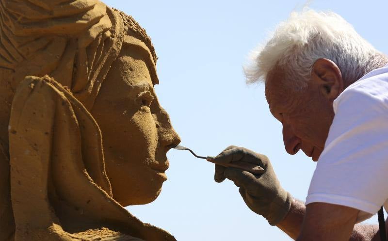 Escultores de arena realizan sus obras en el Festival de Ostende. Un equipo de 33 escultores de todo el mundo pasarán cinco semanas elaborando esculturas gigantes basadas en 'Disneyland Paris'. Se necesitan seis mil toneladas de arena para completar 150 esculturas que se podrán ver entre el 28 de junio y el 31 de agosto. REUTERS / Francois Lenoir.