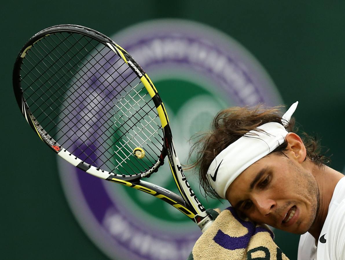 Nadal golpea la pelota.