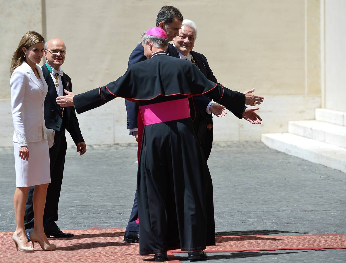 El arzobispo Georg Gänswein, prefecto de la casa pontificia, fue el encargado de dar la bienvenida a los Reyes.