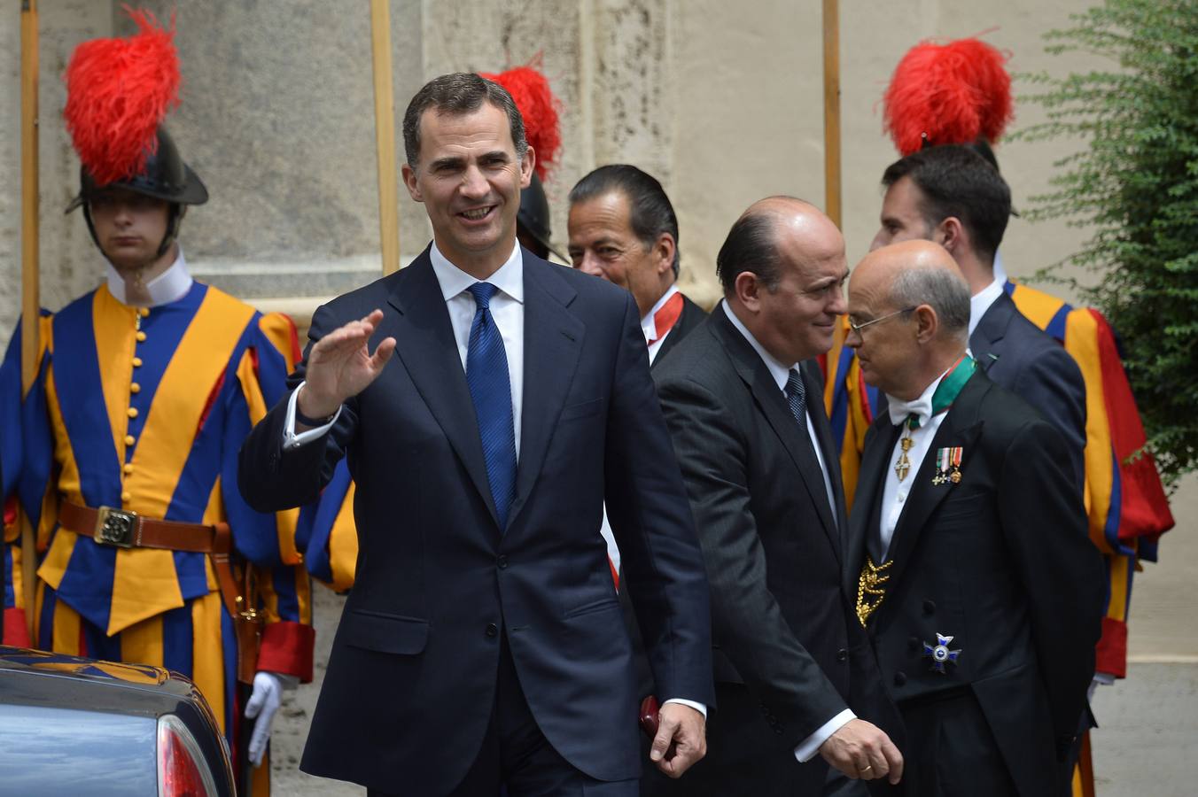 El Rey, a su salida de la audiencia con el Papa.