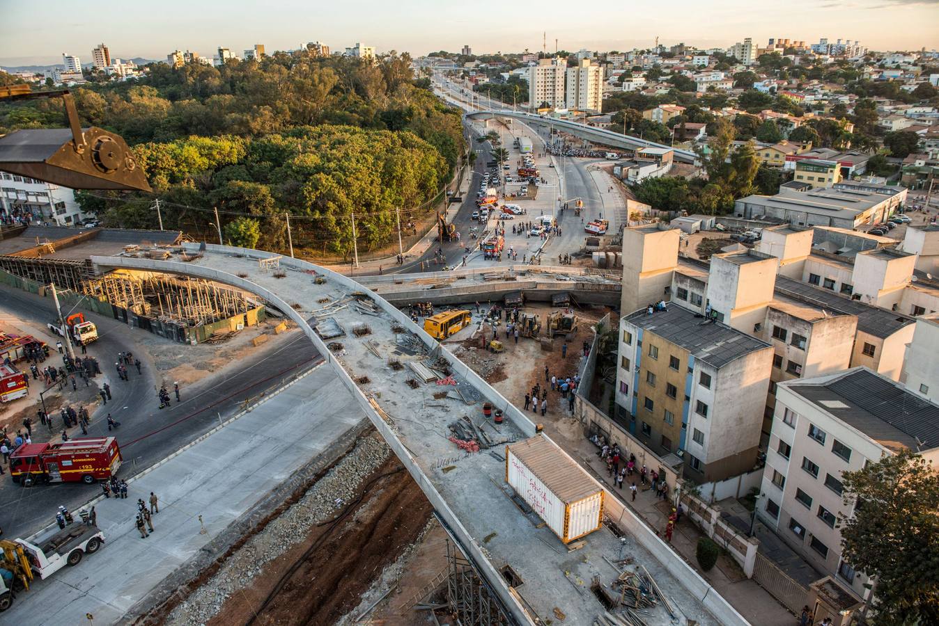 Derrumbe de un viaducto en Belo Horizonte