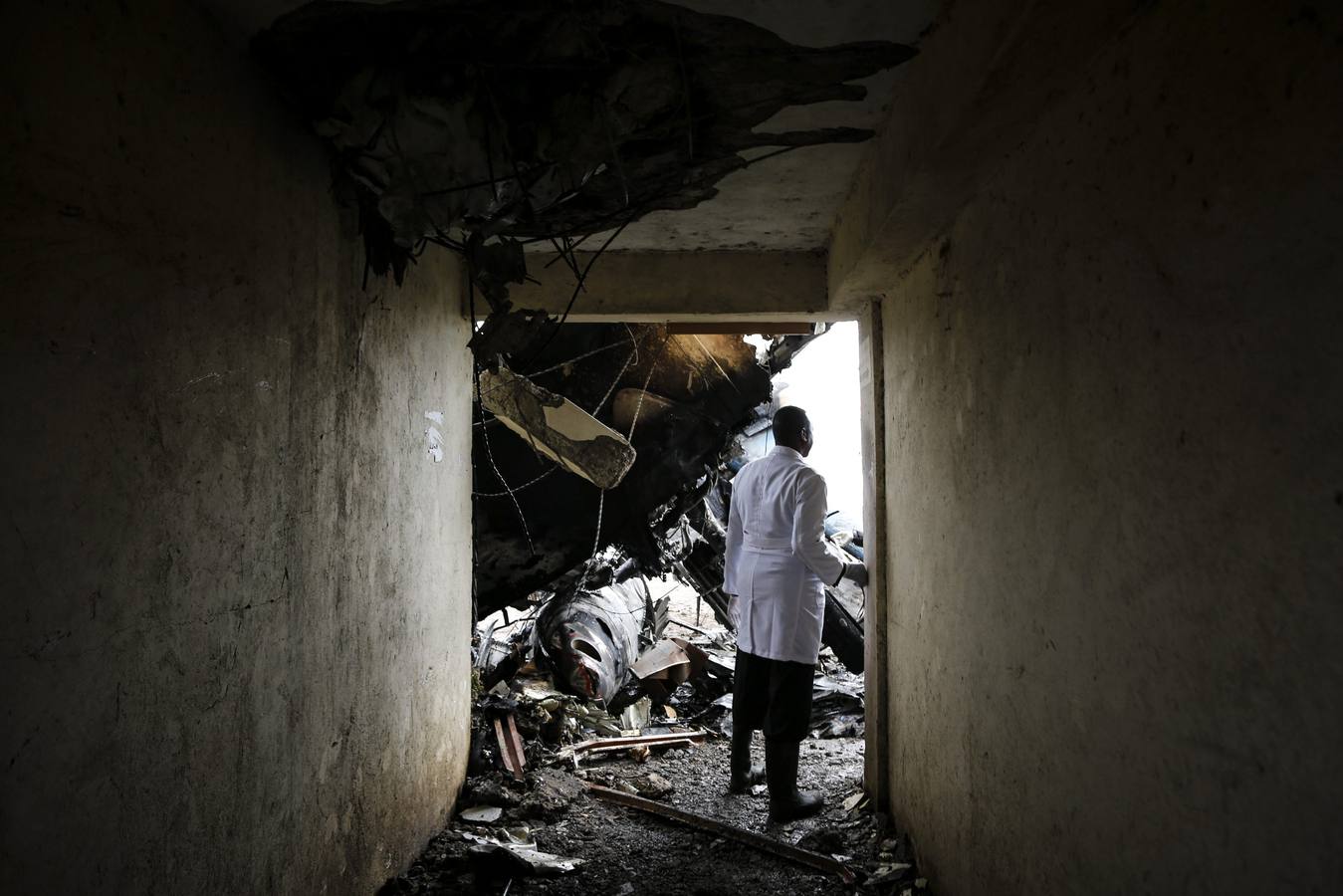 Miércoles, 2 de julio. Escenario del accidente del avión de carga de la ONU que se estrelló en un suburbio de Nairobi (Kenia) minutos después de despegar el Aeropuerto Internacional Jomo Kenyatta, rumbo a Somalia. En el accidente murieron cuatro personas. EFE / Dai Kurokawa