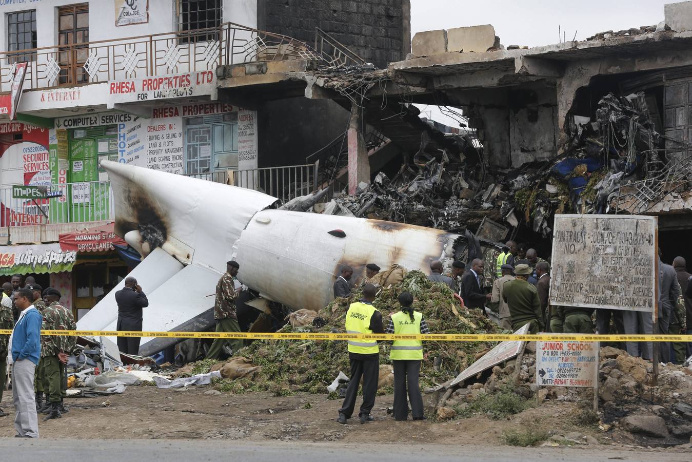 Miércoles, 2 de julio. Oficiales de la Policía inspeccionan la escena del accidente del avión de carga de la ONU que se estrelló en un suburbio de Nairobi (Kenia) minutos después de despegar el Aeropuerto Internacional Jomo Kenyatta, rumbo a Somalia. En el accidente murieron cuatro personas. EFE / Dai Kurokawa