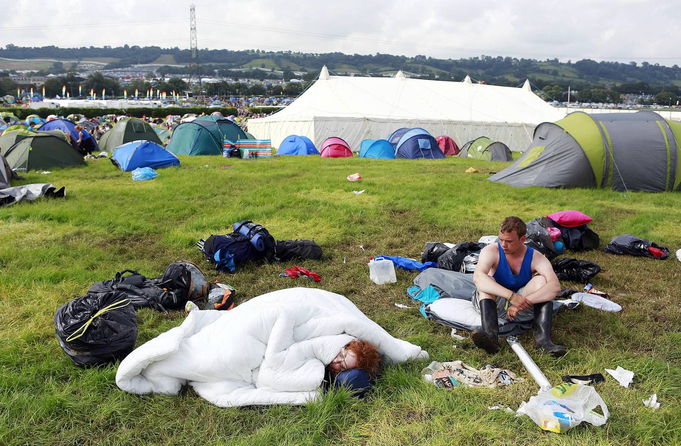 Lunes, 30 de junio. Un asistente al Festival de Glastonbury duerme en la hierba el día en el que finalizan los conciertos. REUTERS / Cathal McNaughton
