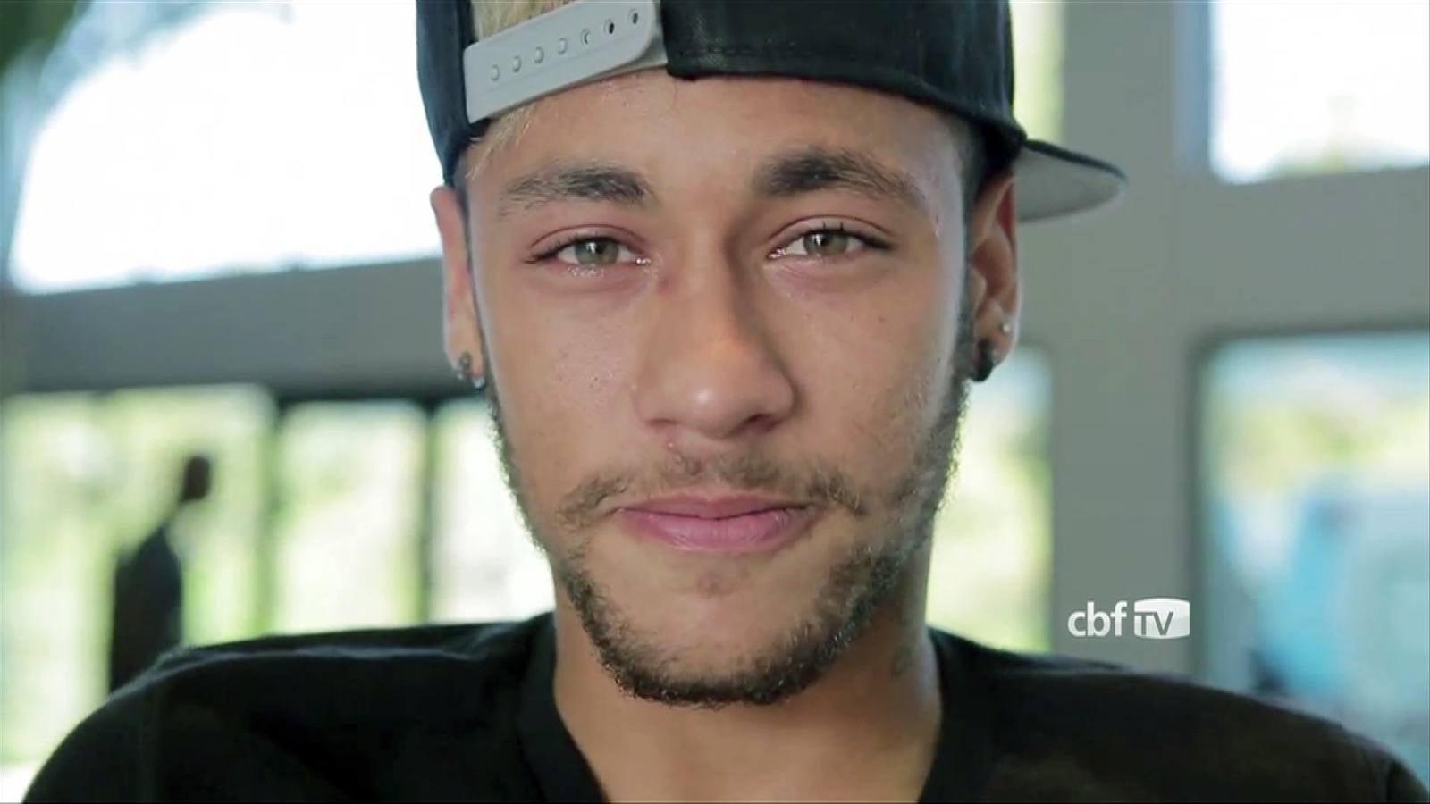 Viernes, 4 de junio. El jugador de la selección brasileña de fútbol, Neymar, se despidió del Mundial después de que Juan Camilo, jugador del equipo colombiano, golpeara su columna vertebral fracturándole una vértebra. EFE/REUTERS/AFP