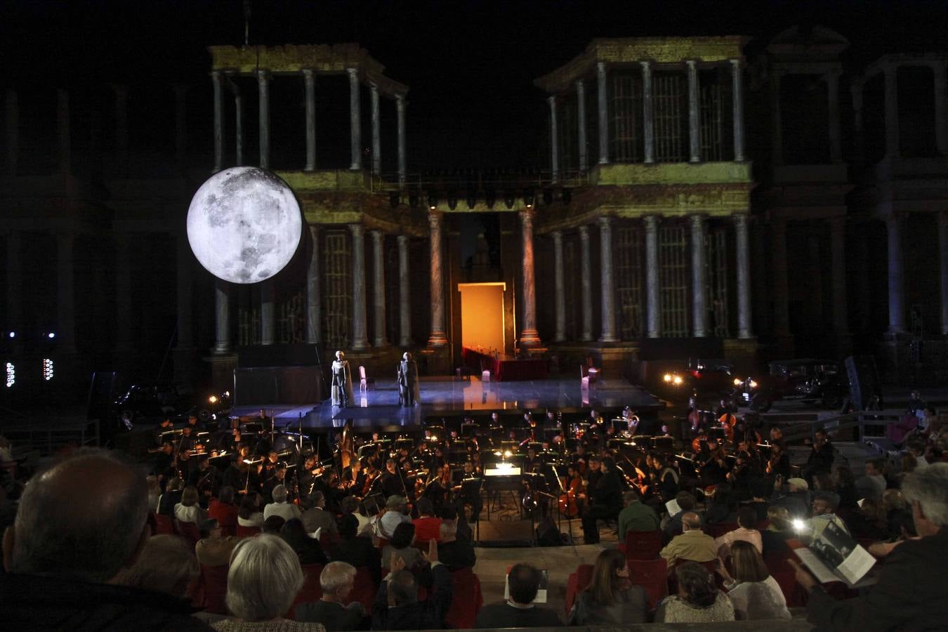 Jueves, 3 de julio. Con la ópera de Strauss 'Salomé' arrancaba la 60 edición del Festival de Teatro Romano de Mérida. Una obra cantada en alemán por la soprano Gun-Brit Barkmin, Ángeles blancas en su papel de alocada Salomé y el barítono José Antonio López como Juan El Bautista. Con subtítulos proyectados en pantallasy bajo la coreografía de Víctor Ullate la obra estuvo acompañada por la Orquesta de Extremadura bajo la batuta de Álvaro Albiach. Foto: J.M. Romero