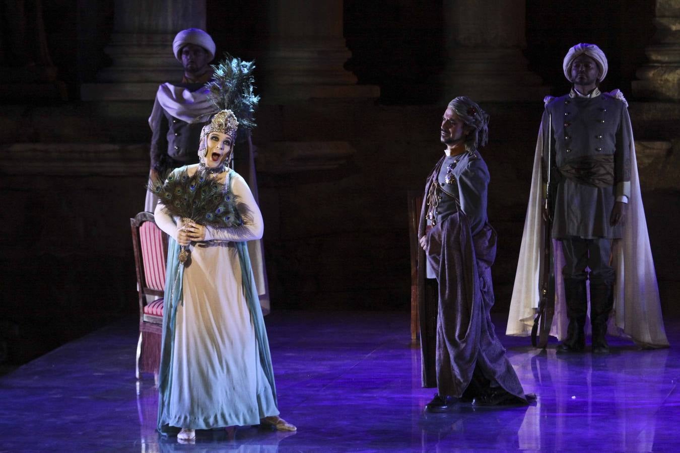 Jueves, 3 de julio. Con la ópera de Strauss 'Salomé' arrancaba la 60 edición del Festival de Teatro Romano de Mérida. Una obra cantada en alemán por la soprano Gun-Brit Barkmin, Ángeles blancas en su papel de alocada Salomé y el barítono José Antonio López como Juan El Bautista. Con subtítulos proyectados en pantallasy bajo la coreografía de Víctor Ullate la obra estuvo acompañada por la Orquesta de Extremadura bajo la batuta de Álvaro Albiach. Foto: J.M. Romero