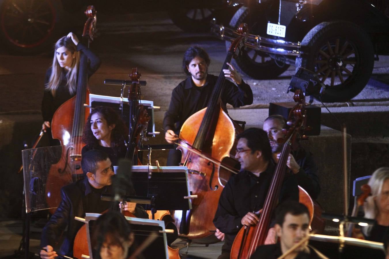 Jueves, 3 de julio. Con la ópera de Strauss 'Salomé' arrancaba la 60 edición del Festival de Teatro Romano de Mérida. Una obra cantada en alemán por la soprano Gun-Brit Barkmin, Ángeles blancas en su papel de alocada Salomé y el barítono José Antonio López como Juan El Bautista. Con subtítulos proyectados en pantallasy bajo la coreografía de Víctor Ullate la obra estuvo acompañada por la Orquesta de Extremadura bajo la batuta de Álvaro Albiach. Foto: J.M. Romero