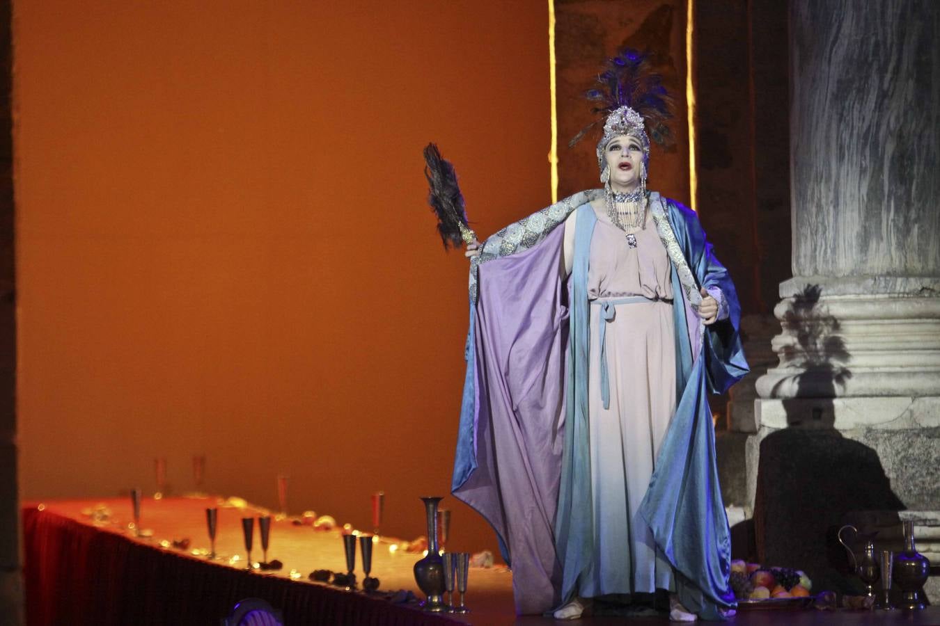 Jueves, 3 de julio. Con la ópera de Strauss 'Salomé' arrancaba la 60 edición del Festival de Teatro Romano de Mérida. Una obra cantada en alemán por la soprano Gun-Brit Barkmin, Ángeles blancas en su papel de alocada Salomé y el barítono José Antonio López como Juan El Bautista. Con subtítulos proyectados en pantallasy bajo la coreografía de Víctor Ullate la obra estuvo acompañada por la Orquesta de Extremadura bajo la batuta de Álvaro Albiach. Foto: J.M. Romero