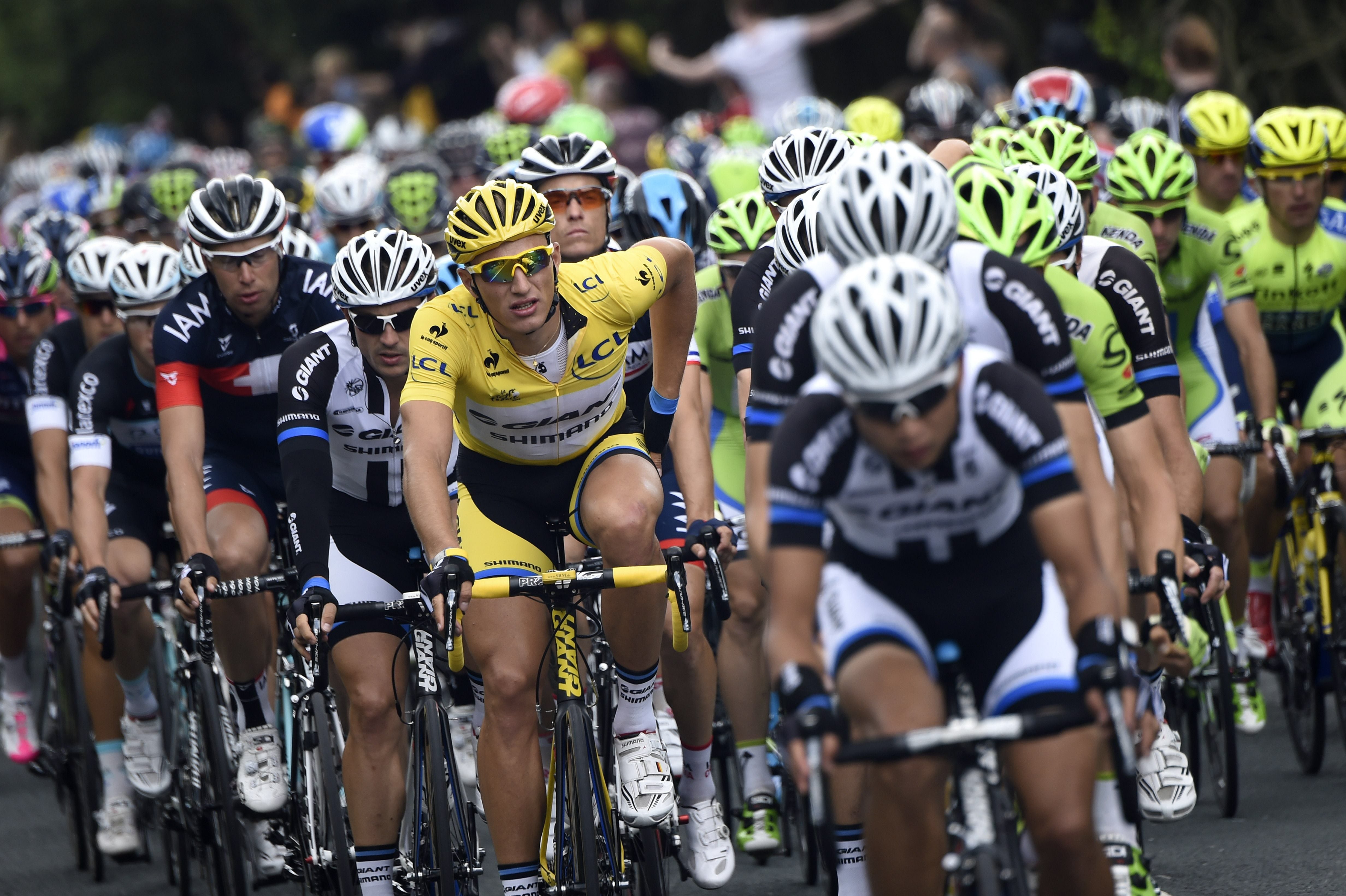 Marcel Kittel, con el maillot amarillo, durante la segunda etapa en un pelotón.