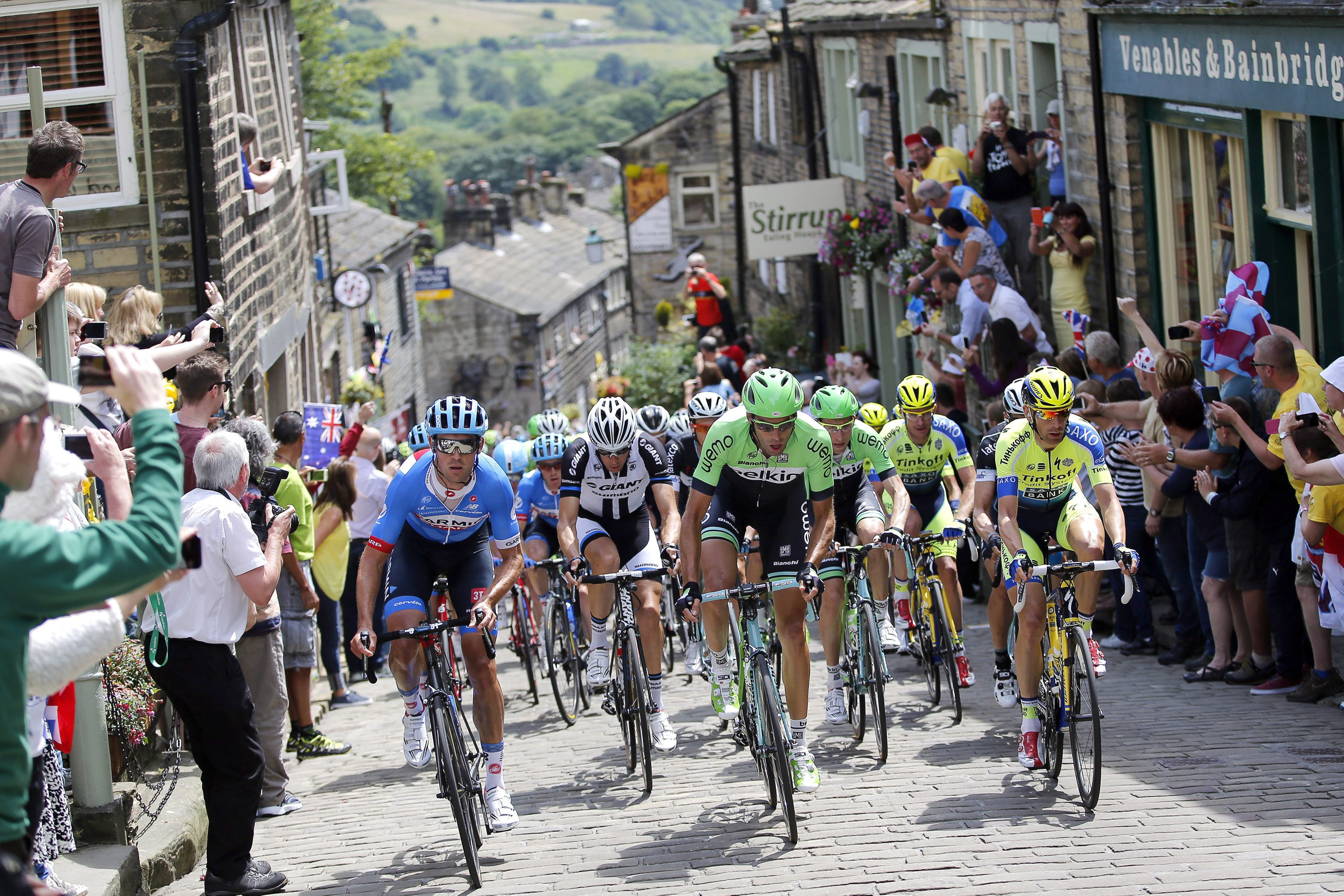 Subida del pelotón junto al público durante la segunda etapa.