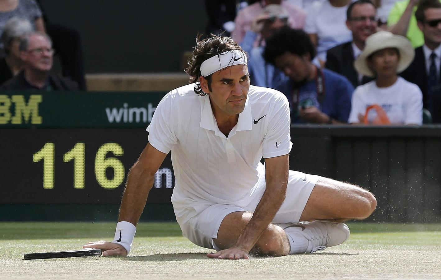 Federer sufre una caída durante el encuentro ante Djokovic.