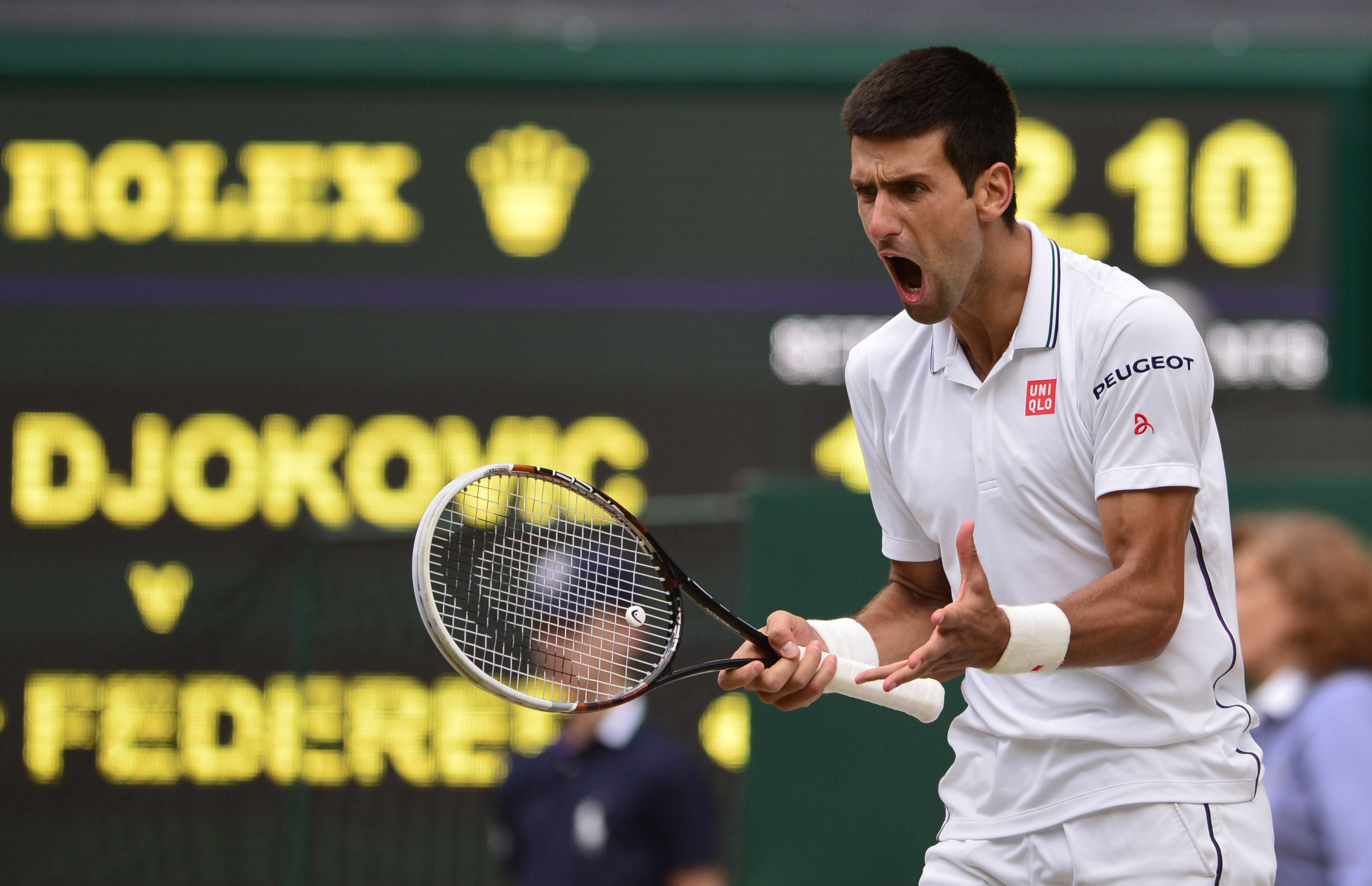 Djokovic se lamenta por un error.