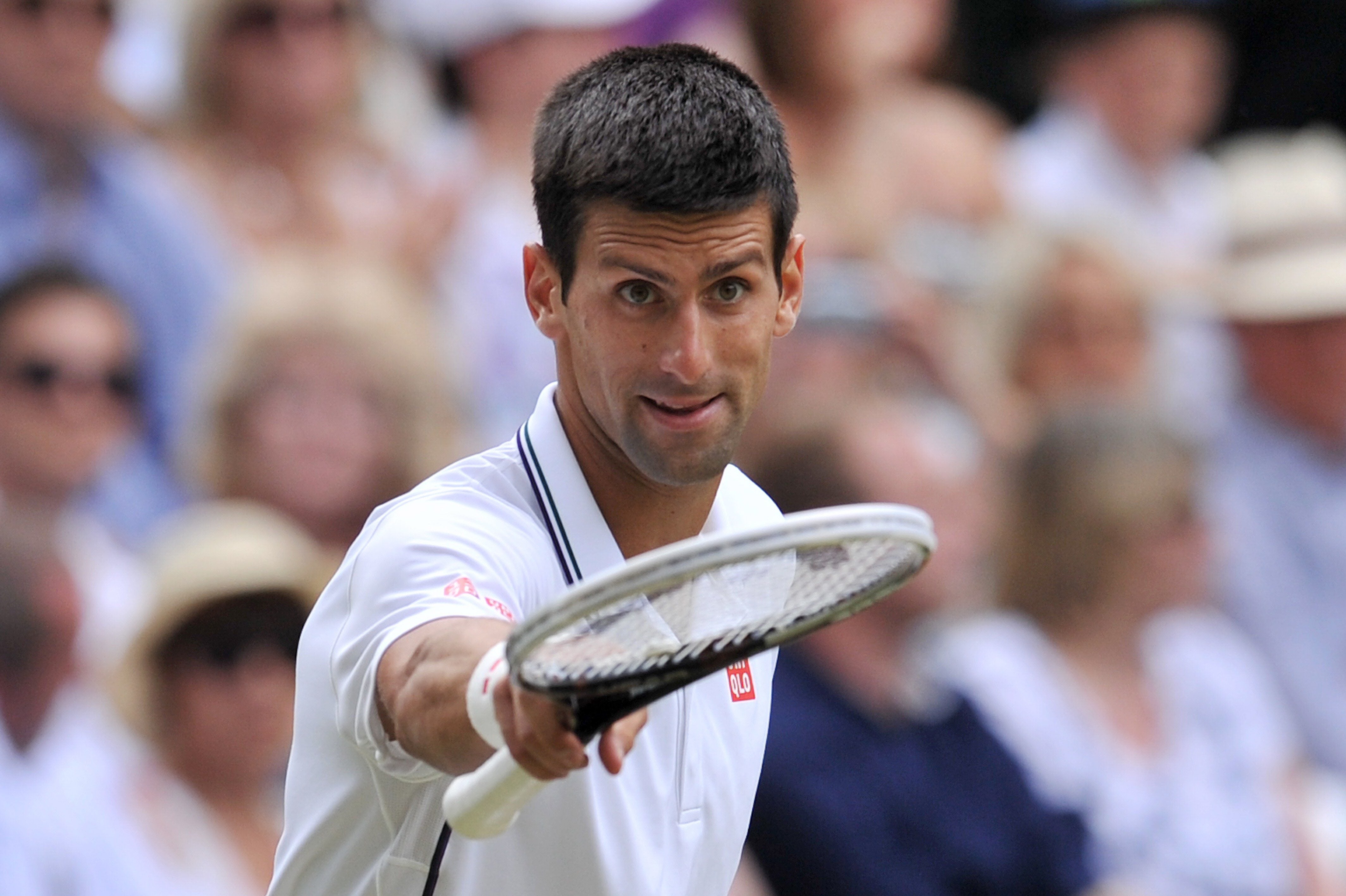 Djokovic señala con su raqueta.