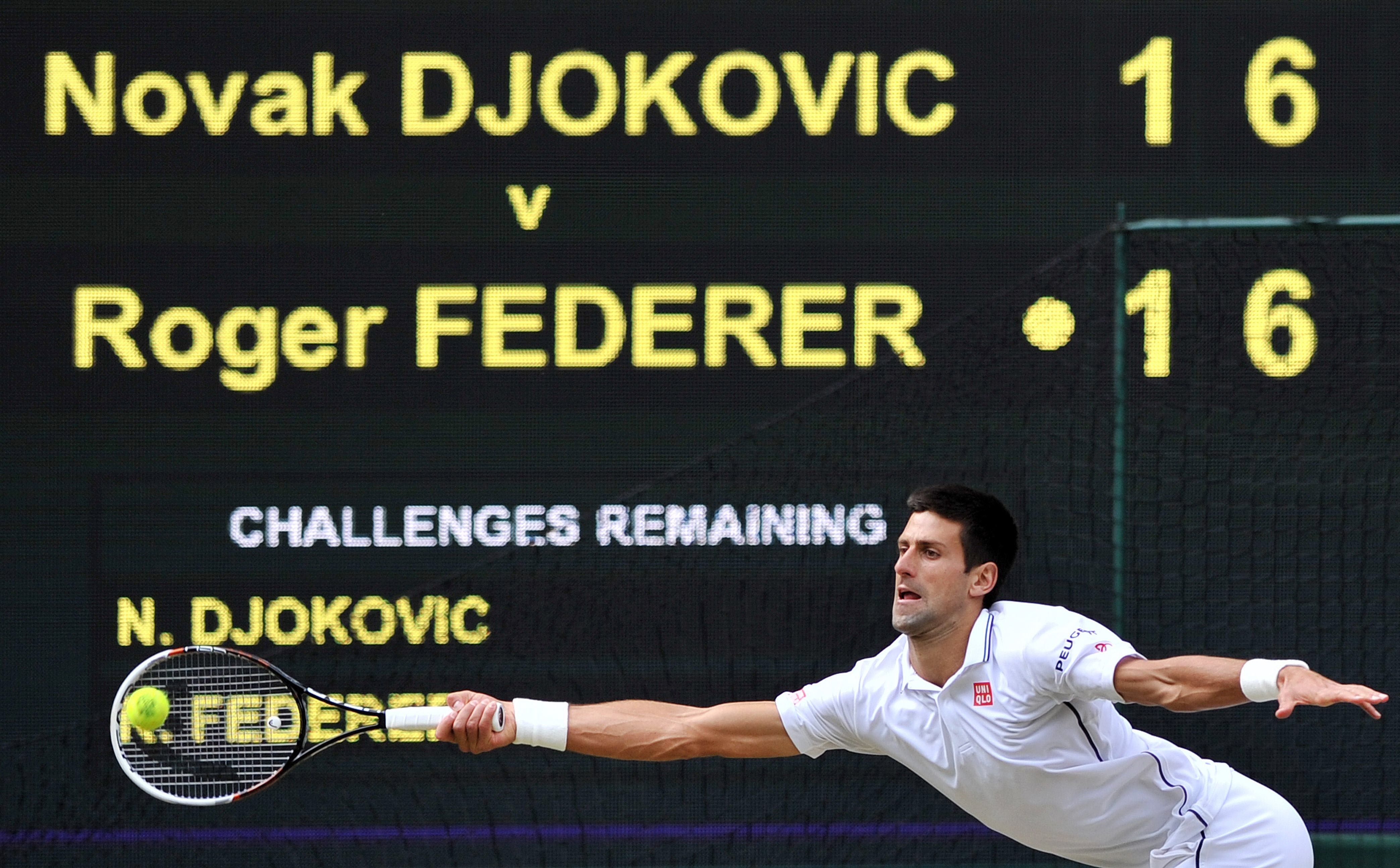 Djokovic trata de alcanzar una bola de derecha.