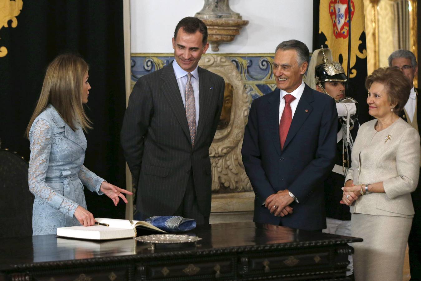 Recibidos en el Palacio de Belem. Los Reyes llegaron al Palacio Nacional de Belem, donde fueron recibidos por el presidente de Portugal, Anibal Cavaco Silva, y su esposa