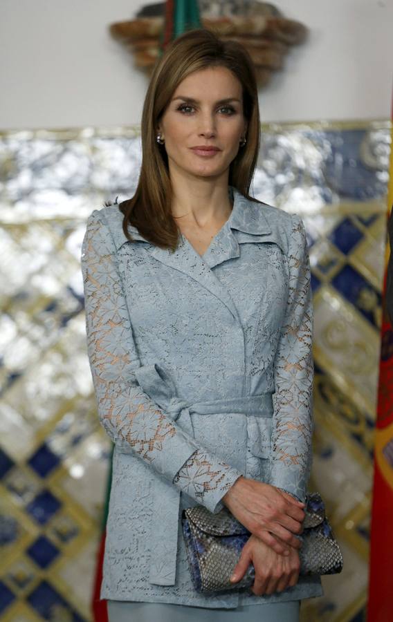 Doña Letizia, de azul celeste apagado. Doña Letizia vestía un traje de chaqueta y falda en color azul celeste apagado y zapatos de alto tacón del mismo color.