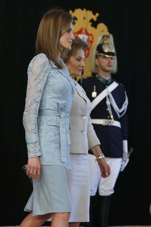 Doña Letizia, junto al Rey. La esposa de Anibal Cavaco Silva, junto a Doña Letizia.