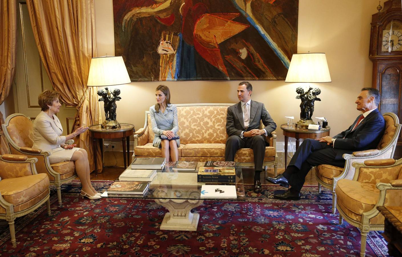 Charla de los Reyes. Los reyes charlan con el presidente de Portugal y su mujer.