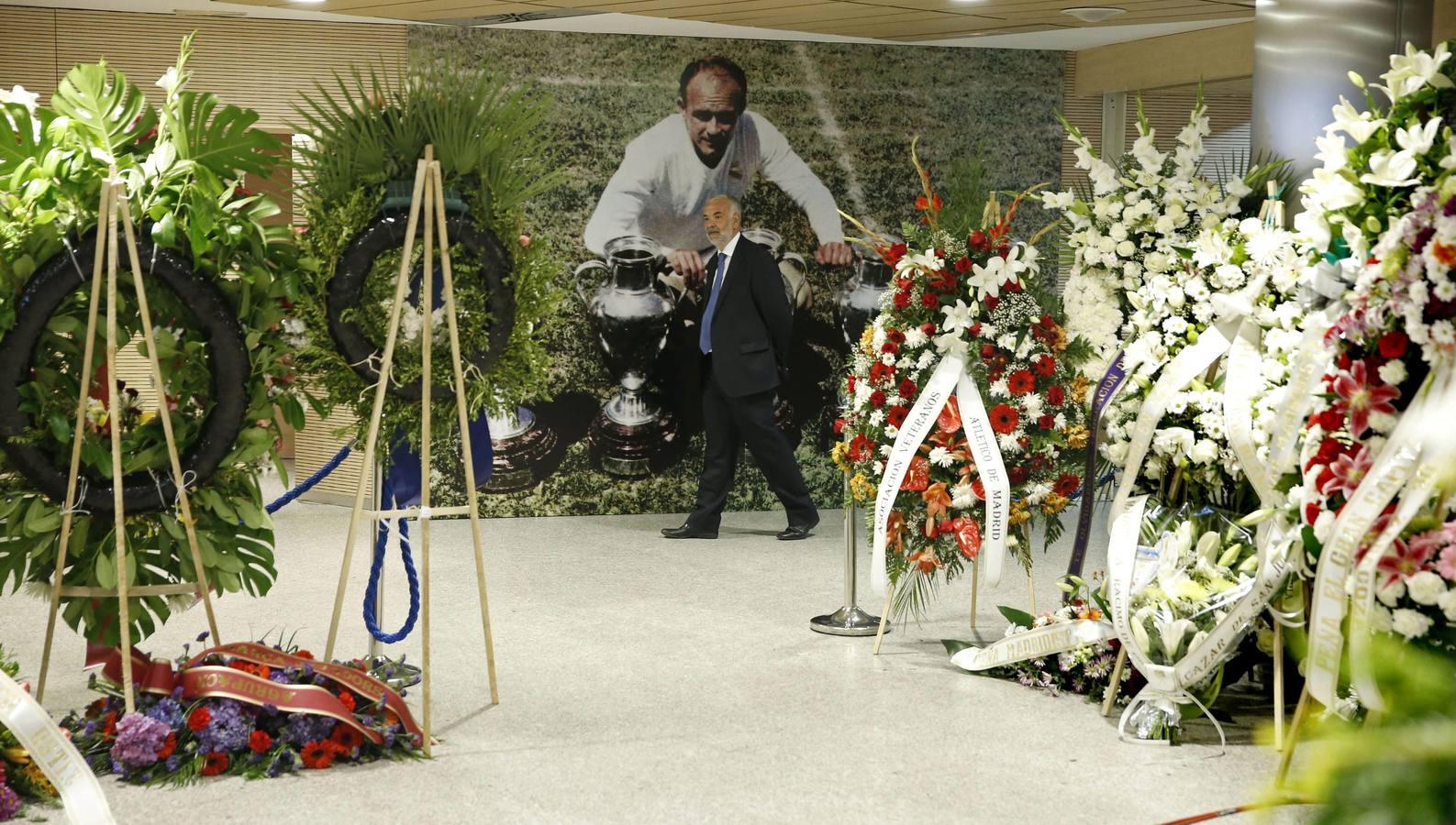 Miércoles, 9 de julio. Capilla ardiente del presidente de honor del Real Madrid, Alfredo Di Stéfano, instalada en el palco de honor del Santiago Bernabéu. Di Stéfano falleció el martes 8 de julio, a los 88 años en el hospital Gregorio Marañón de Madrid, tres días después de sufrir una parada cardiorrespiratoria cuando salía de un restaurante. Varios centenares de personas han aguardado desde primera hora de hoy a que se abrieran las puertas del palco de honor del estadio para dar el último adiós al exfutbolista y leyenda del madridismo. EFE/Juan Carlos Hidalgo