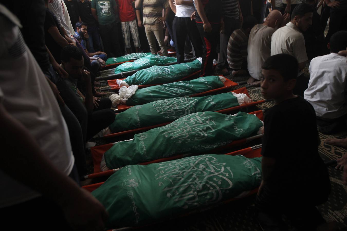 Jueves, 10 de julio. Familiares y amigos de la familia al-Hajj se reúnen en una mezquita a rezar sobre los cuerpos de los ocho miembros de la familia durante su funeral en Khan Yunis, en el sur de la Franja de Gaza, muertos tras los ataques de la aviación israelí. AFP PHOTO / SAID KHATIB