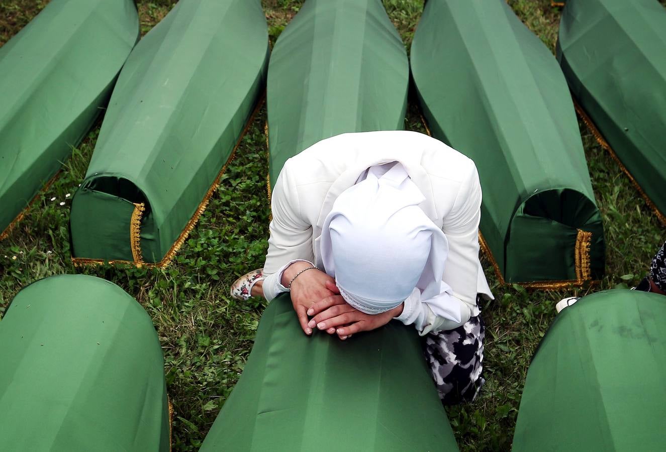 Viernes, 11 de julio.Celebración del 19 aniversario de la masacre en la que las fuerzas serbias dirigidas por Ratko Mladic asesinaron a 8000 musulmanes en Srebrenica (Bosnia i Herzegovina). Cada año, los cuerpos descubiertos en las fosas comunes encontradas en los alrededores del pueblo son identificados y finalmente enterrados en un multitudinario acto en el Memorial Potocari, cerca de Srebrenica. Este año 175 son las víctimas identificadas y cuyos familiares han dado sepultura.EFE/Fehiim Demir