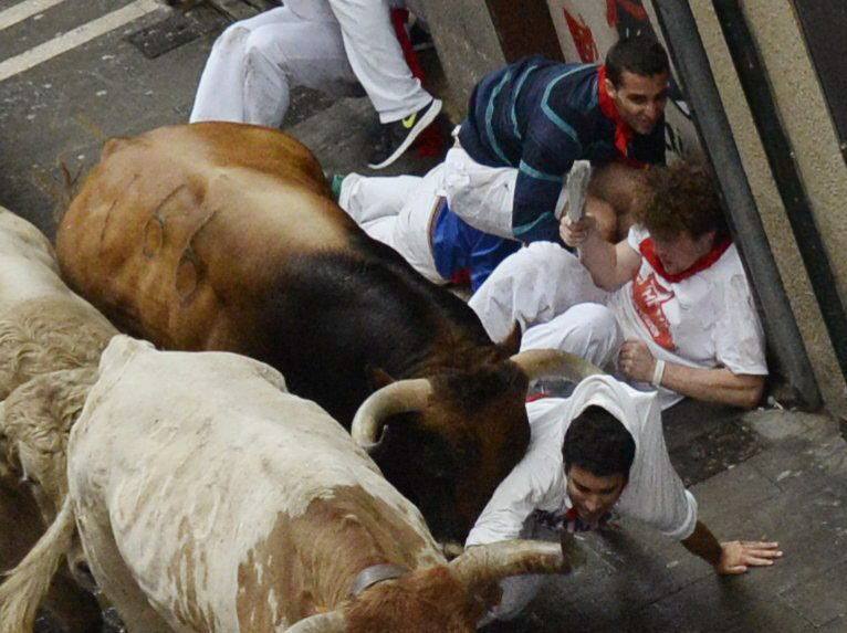 Los Fuente Ymbro, nobles y rápidos. El encierro, a pesar de la lluvia y de la multitud de mozos, ha dejado bonitas carreras.