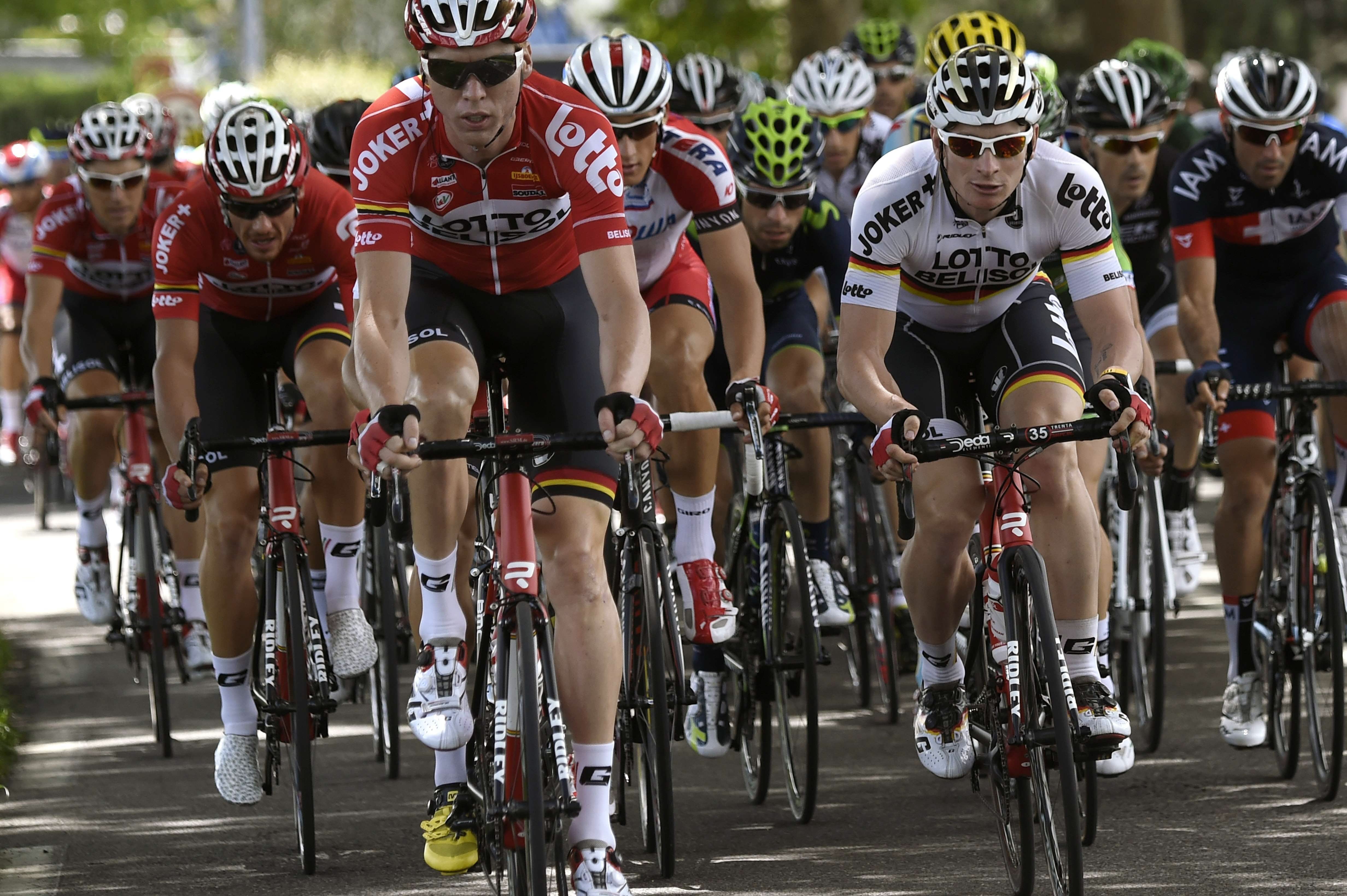 Pelotón, durante la décima etapa del Tour 2014.