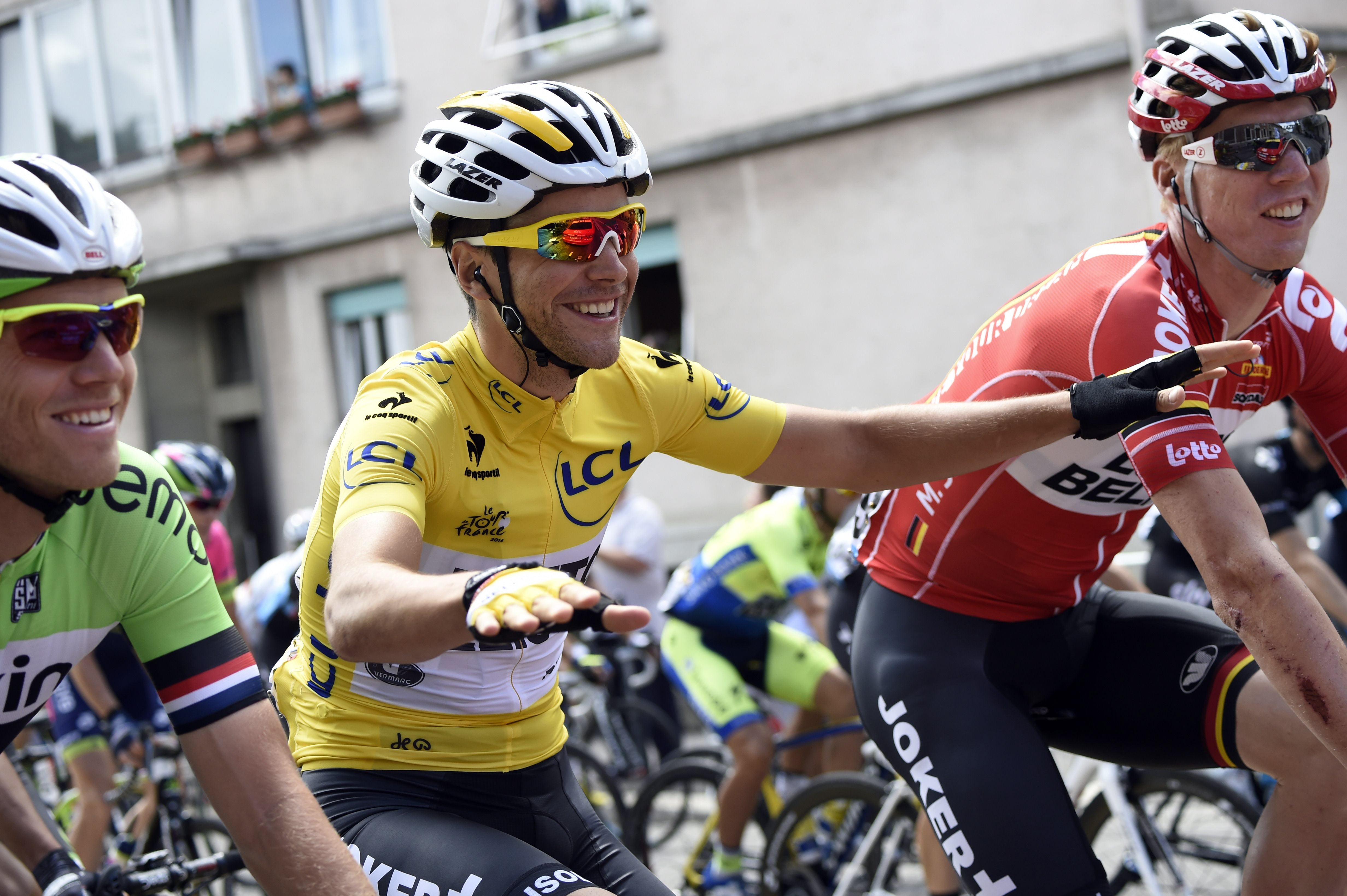 Tony Gallopin (c), con el maillot de líder, bromea al inicio de la décima etapa.