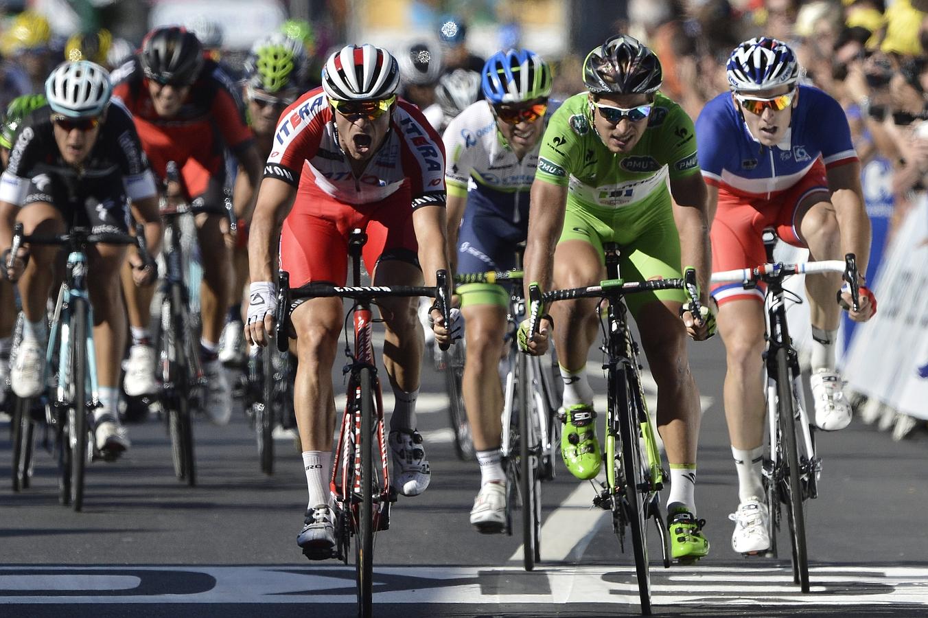 Llegada al sprint en la decimosegunda etapa del Tour