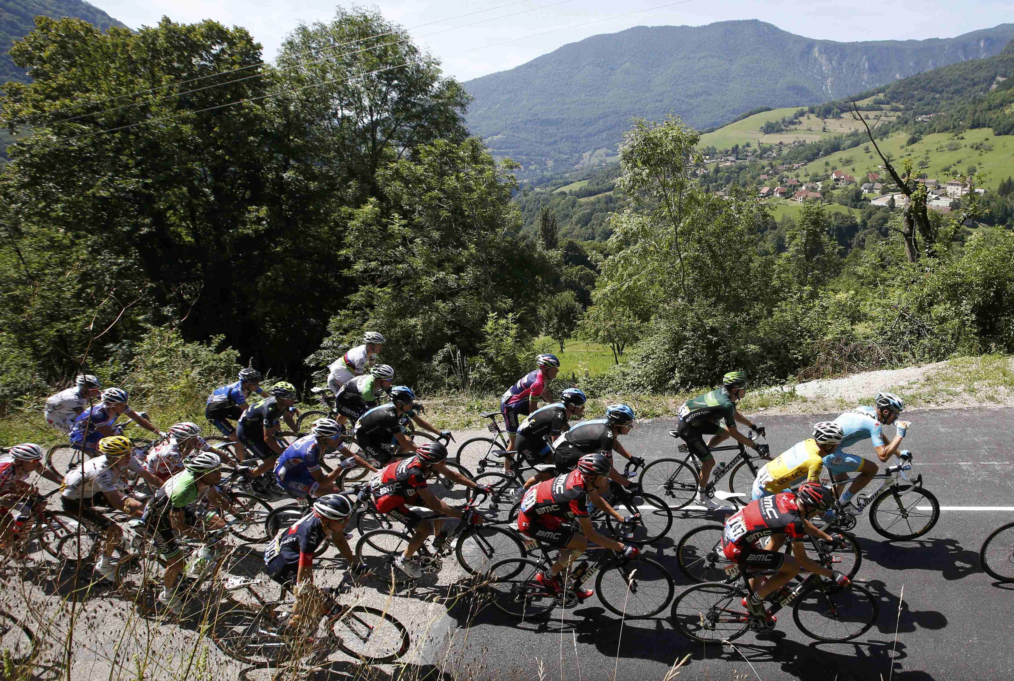 Pelotón, durante la etapa.