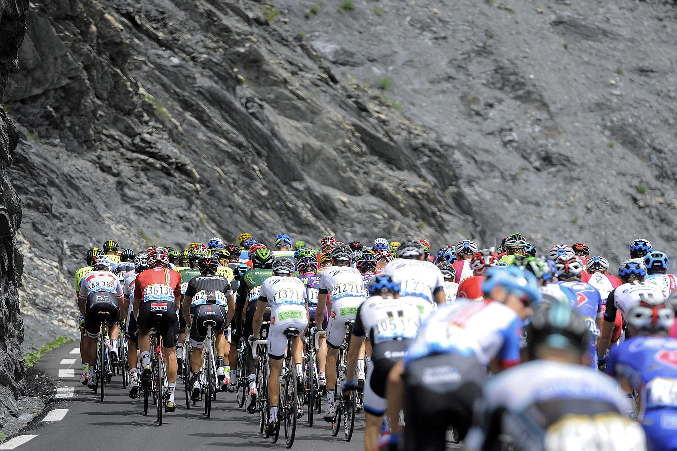 El pelotón durante la decimocuarta etapa del Tour