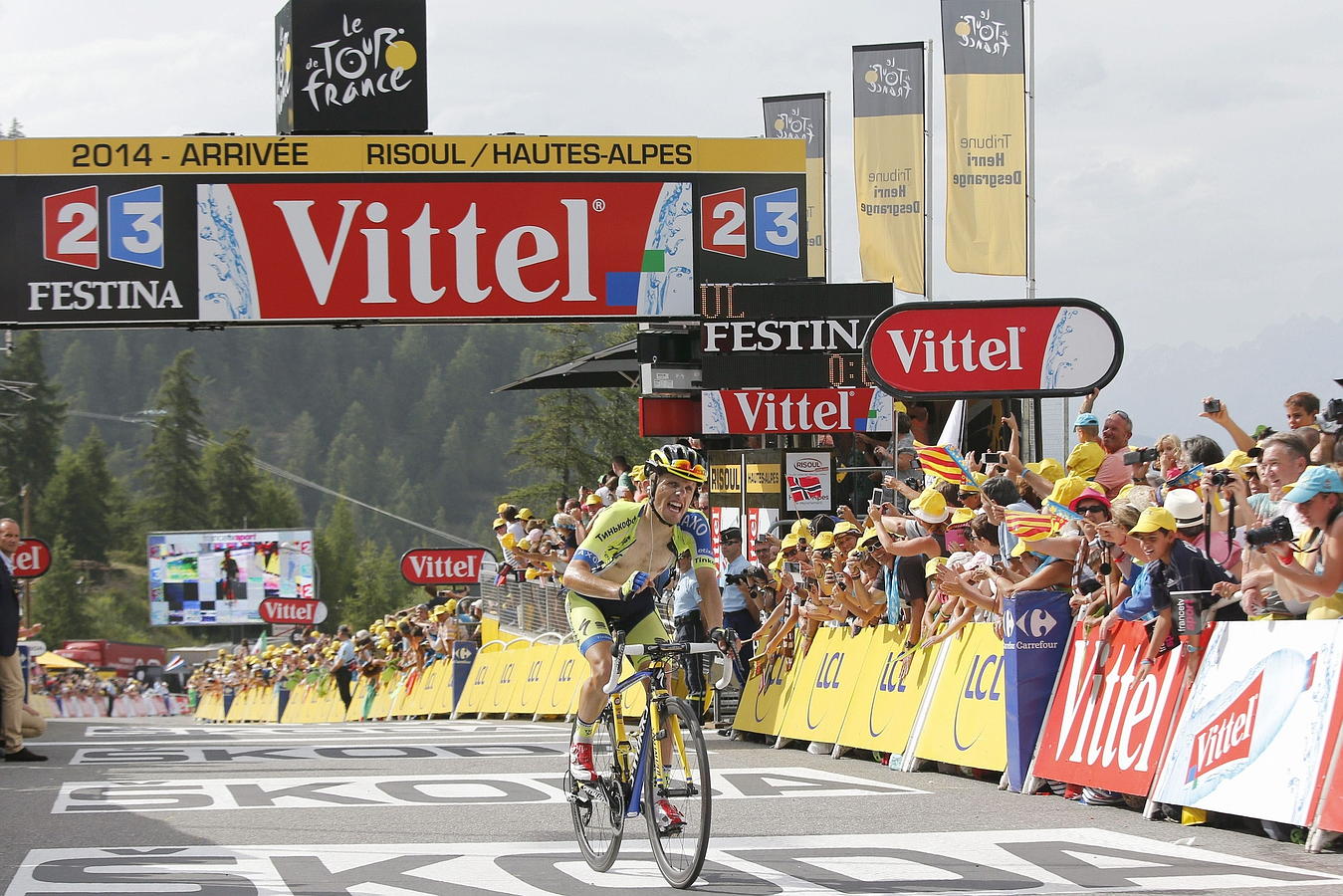 Rafal Majka, cruza la línea de meta