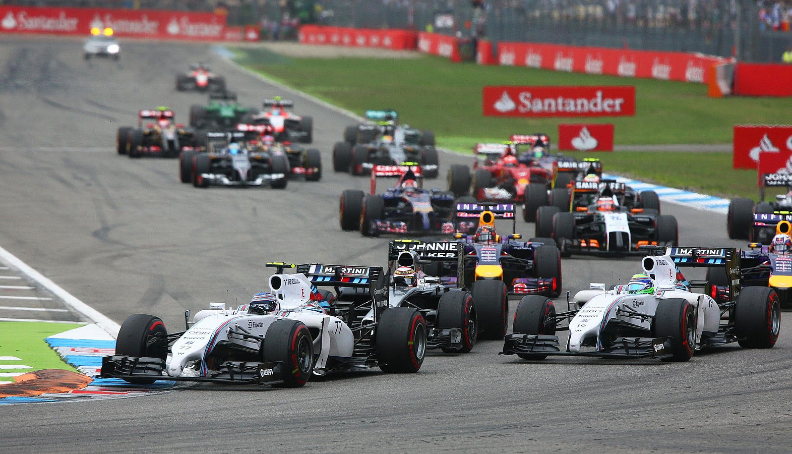 Los monoplazas toman la primera curva del trazado de Hockenheim