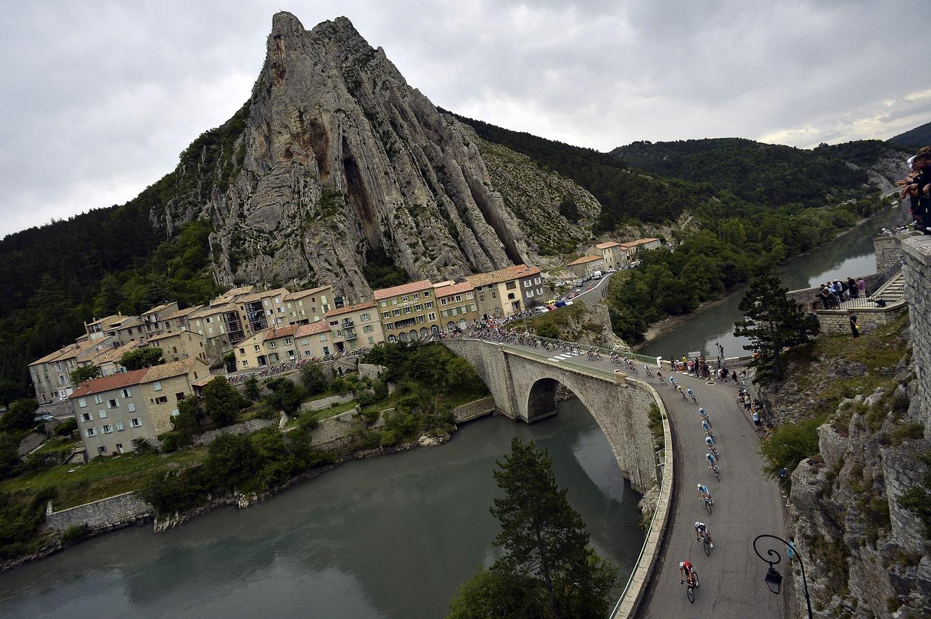 El pelotón, durante la decimoquinta etapa del Tour