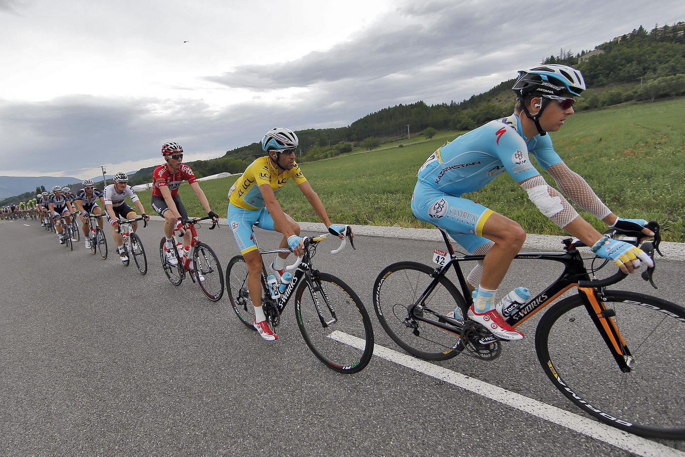Vincenzo Nibali (amarillo) y Jakob Fuglsang (azul) lideran el pelotón
