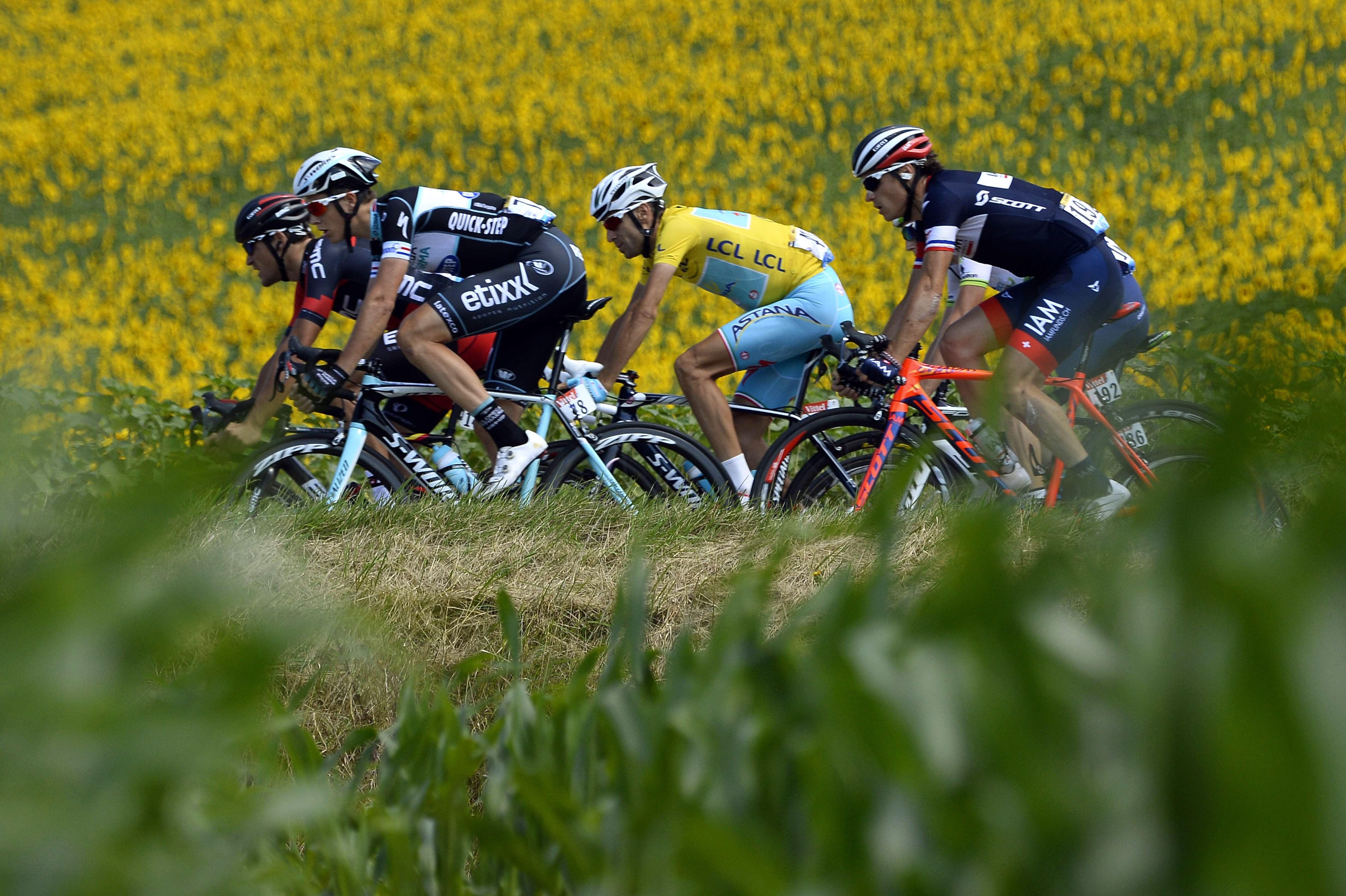Vincenzo Nibali (c, con el maillot de líder, dentro de un pelotón con Niki Terpstra por delante y Sylvain Chavanel (d) por detrás.