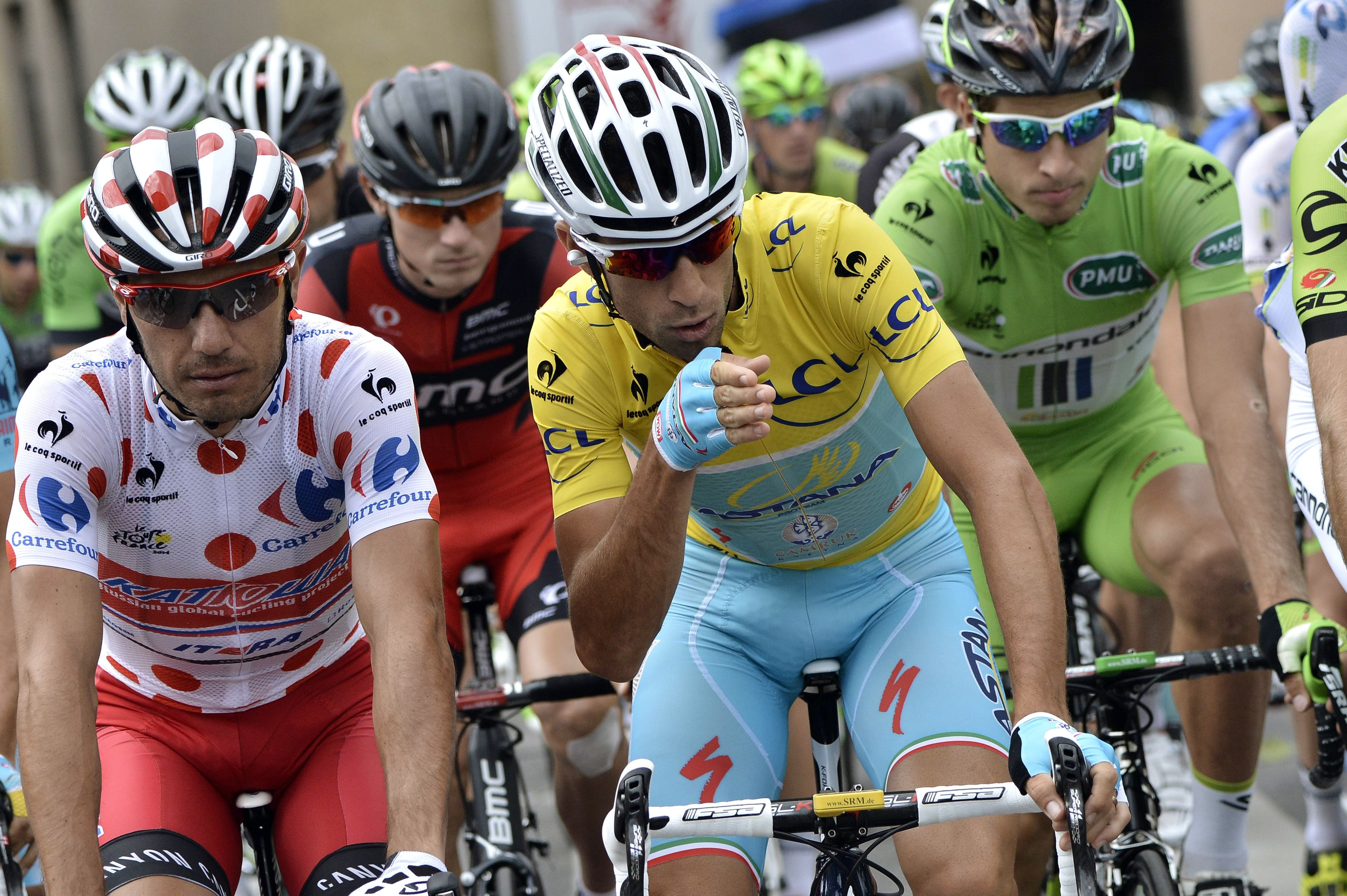 Vincenzo Nibali (c), con el maillot de líder, entre el español Joaquim Rodriguez (i) y Peter Sagan (d).