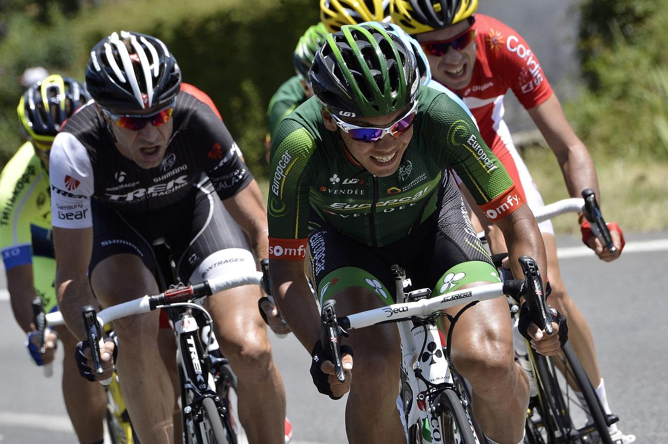 El alemán Jens Voigt (izq), el japonés Yukiya Arashiro y el francés Nicolas Edet (dcha), lideran el pelotón de fugados