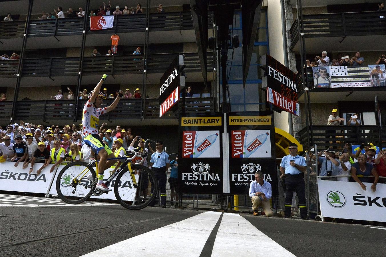 Rafal Majka celebra su victoria en la decimoséptima etapa del Tour sobre la línea de meta