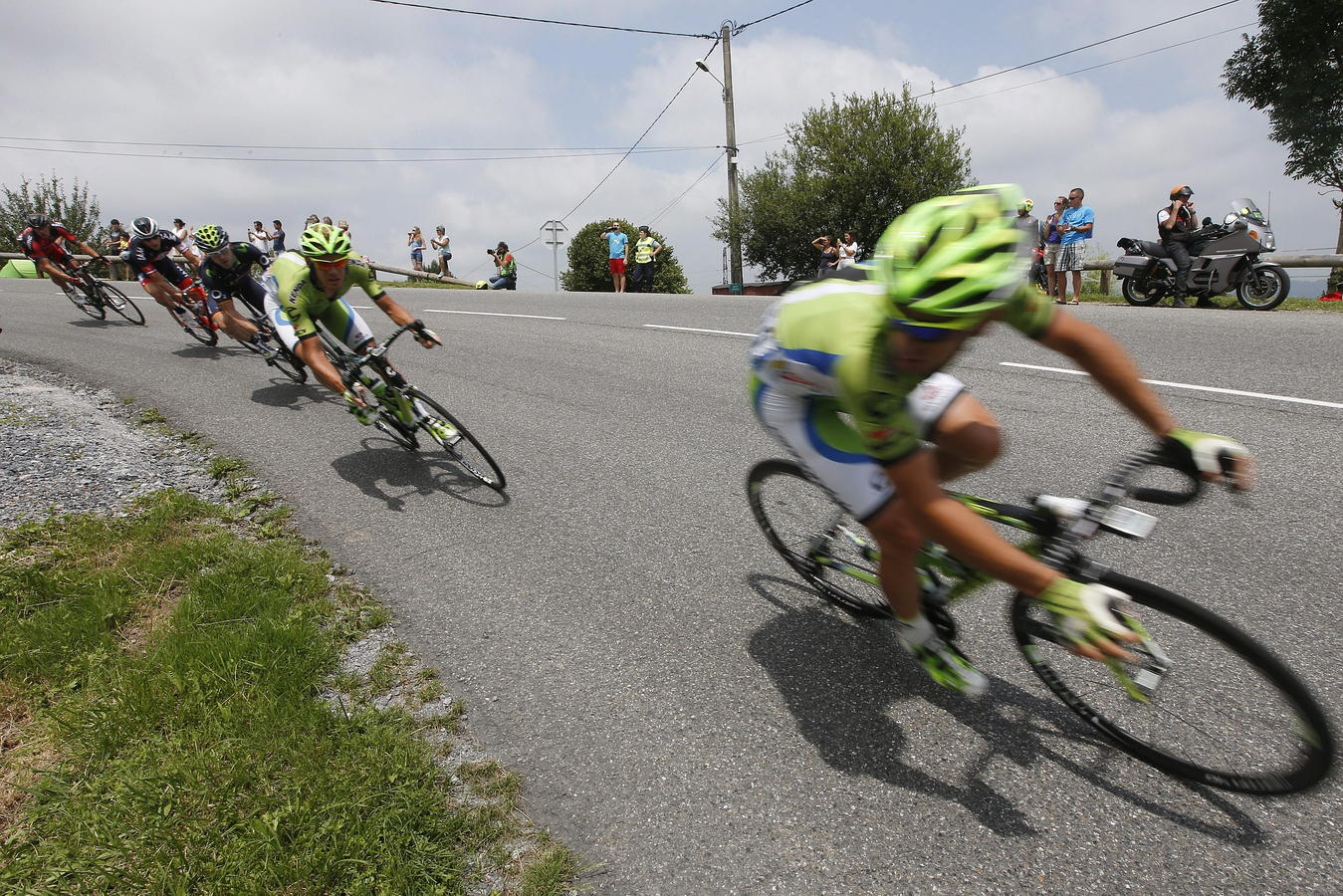 El pelotón compite en la decimoctava etapa del Tour de Francia en Benejacq