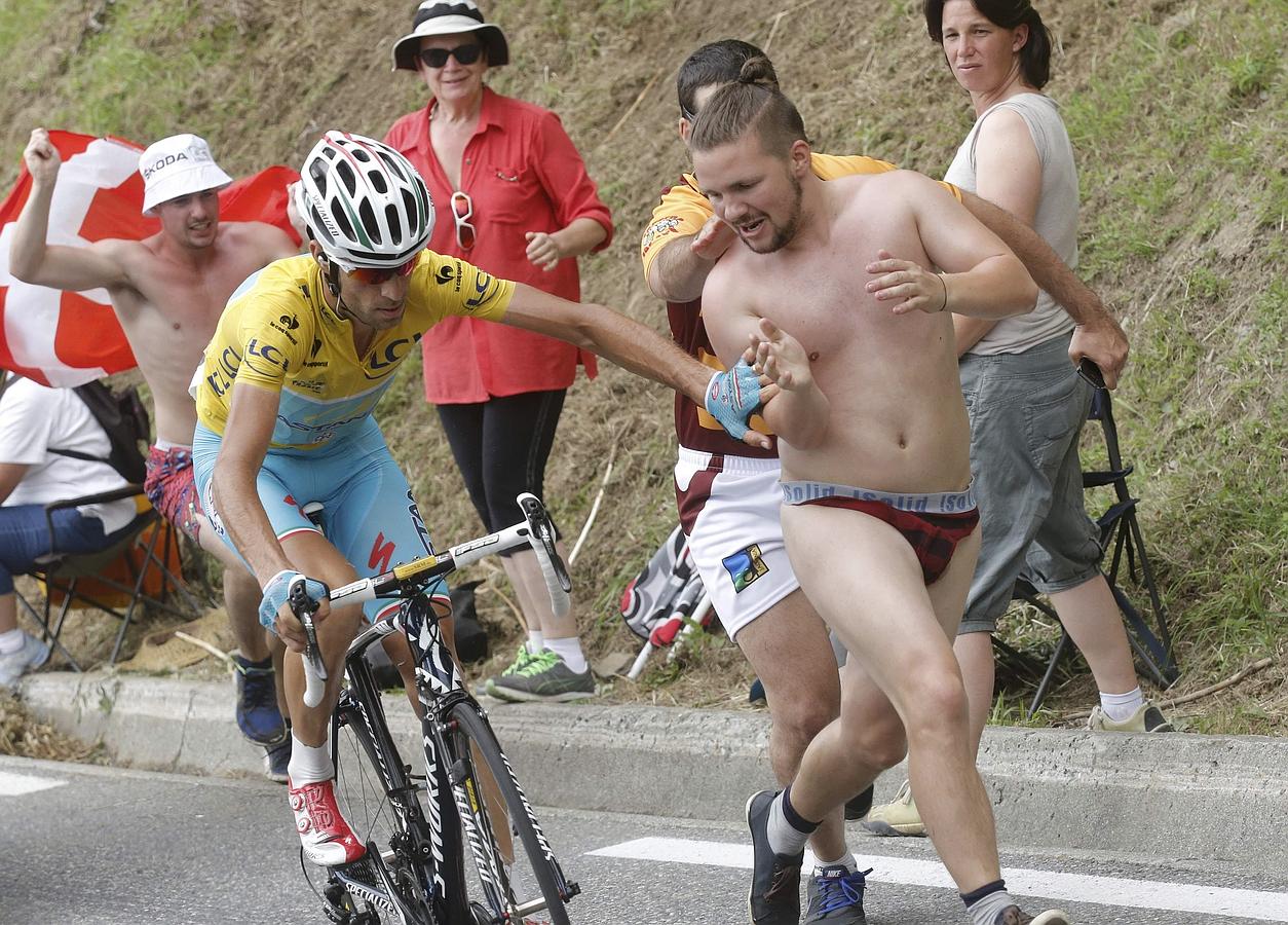 Nibali empuja a un espectador durante la decimoctava etapa del Tour